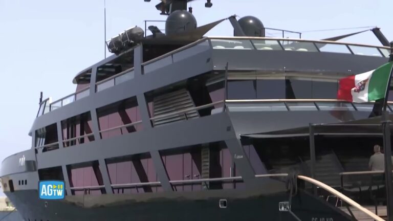 Scopri il Lussuoso Yacht Armani: Prezzo a Portata di Mano!